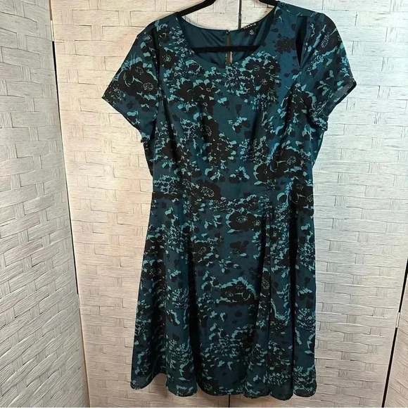 torrid Dresses & Skirts - Torrid aqua & black Floral Cut out sleeve lined, dress feminine fit & flare